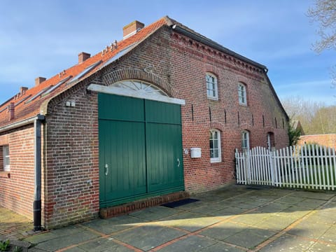 Property building, Facade/entrance, Day, Garden, Quiet street view, Parking