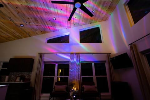 Mountain and Pond View, HotTub, Stars, Kid and Dog Friendly House in Colorado