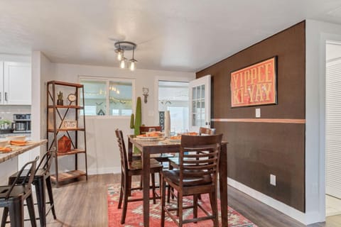 Kitchen or kitchenette, Dining area