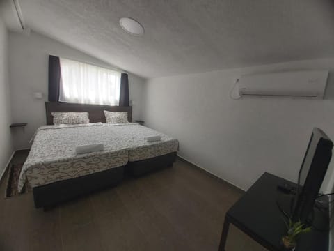 Bed, TV and multimedia, Photo of the whole room, Bedroom, air conditioner