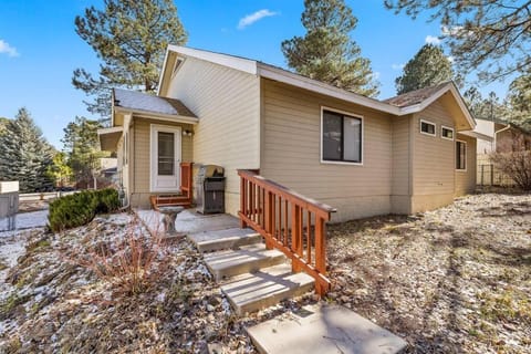 Mountain Getaway - 3 Bedroom 2 Bath Home House in Flagstaff