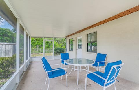 13 Mi to Hudson Beach Spring Hill Home with Lanai House in Spring Hill