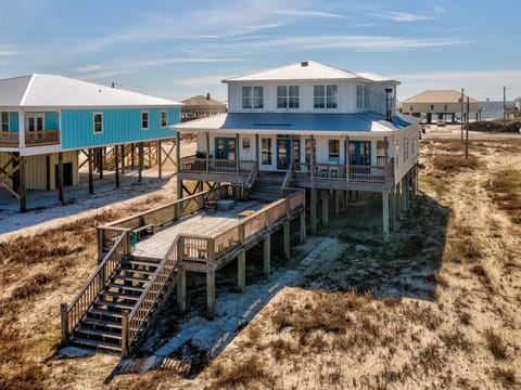 BayFront, white sandy beach. Pier, gulf beach across street House in Dauphin Island