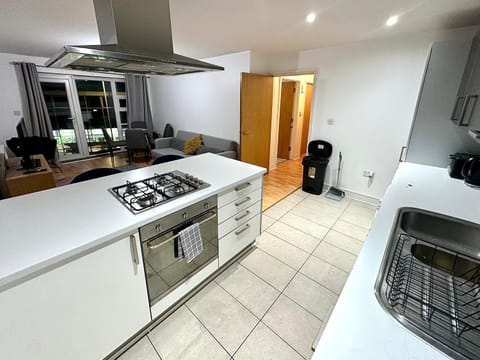 Kitchen or kitchenette, dishwasher, minibar, stove, toaster