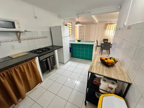 Kitchen or kitchenette, minibar, oven, stove