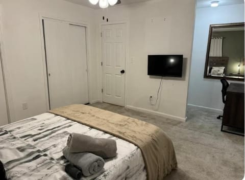 Queen Suite with Wifi with Hot Tub Room 6 Vacation rental in College Park