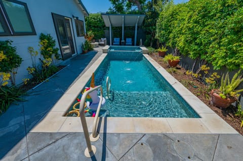 Garden view, Pool view, Swimming pool, sunbed