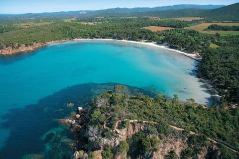 La Courtade, Maison pour 7 personnes dans domaine privé avec piscine à La Londe-Les-Maures Villa in La Londe-les-Maures