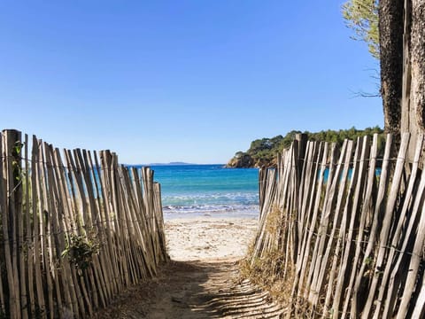 La Courtade, Maison pour 7 personnes dans domaine privé avec piscine à La Londe-Les-Maures Villa in La Londe-les-Maures