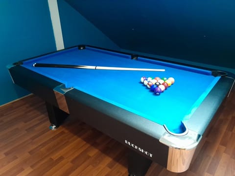 Billiard, Game Room