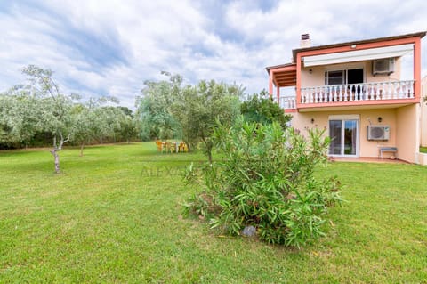 Property building, Day, Natural landscape, Garden, Garden view