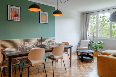 Spacious nest for 10 people Apartment in Saint-Denis, France