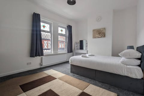 Ashfield Home 3 Bed 1 bath Longsight House in Manchester