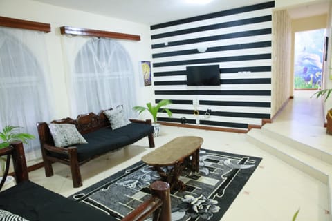 NYALI PRIVATE ROOM WITH A SWIMMING POOl Apartment in Mombasa