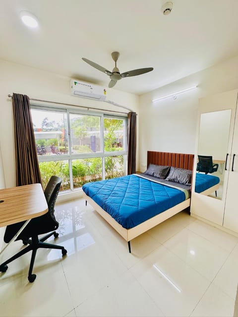 Bed, Photo of the whole room, Seating area, Bedroom, air conditioner