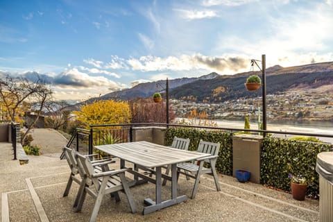 Property building, Patio, Hot Tub, View (from property/room), Balcony/Terrace, Dining area, Lake view, Mountain view, furniture