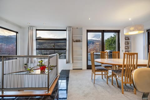 Seating area, Dining area, Mountain view