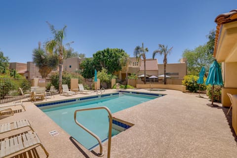 Chic Scottsdale Townhome with Patio and Pool Access! House in Scottsdale