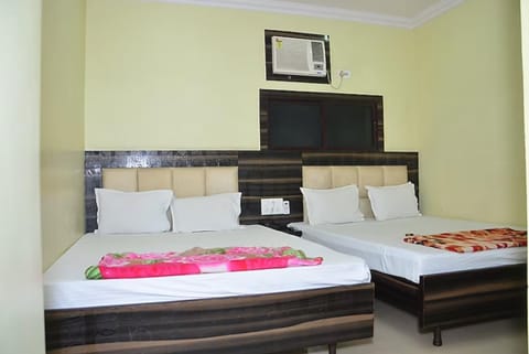 Hotel Dev Guest House Howrah Kolkatav - Excellent Stay with Family, Parking Facilities Hotel in Kolkata