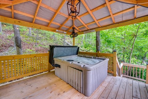 Murray Cabin with Hot Tub Walk to Kentucky Lake! House in Lake Barkley