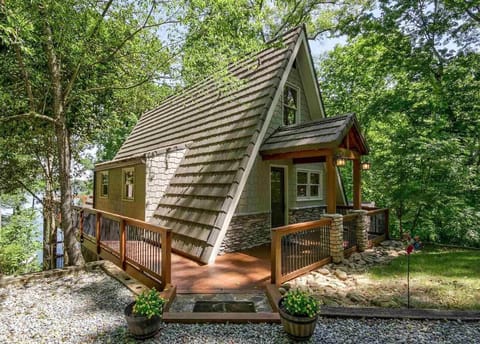 Cozy 3BR Cabin with Lake View in Dawsonville Chalé in Lake Lanier