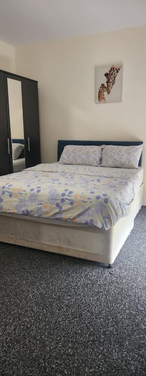 Flash Large Bed House with Free Parking and Sleeps 10 Apartment in Barking