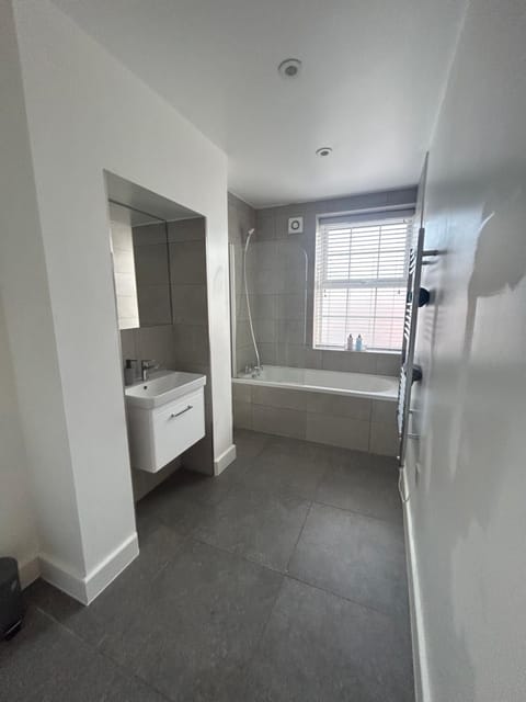 Morden 2 bed central Apartment in Edgware