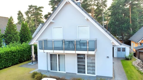 Property building, Day, Garden, Garden, Garden view