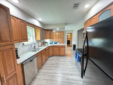 4bd Airport Haven: 8mins Away - BBQ - Games Casa in Irving