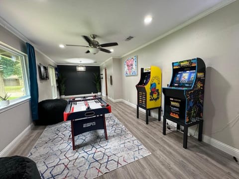 4bd Airport Haven: 8mins Away - BBQ - Games House in Irving