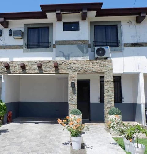 Whitehaus Courtyards 11 E Apartment in Cagayan de Oro