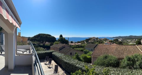 Property building, Facade/entrance, Day, Natural landscape, Balcony/Terrace, Sea view