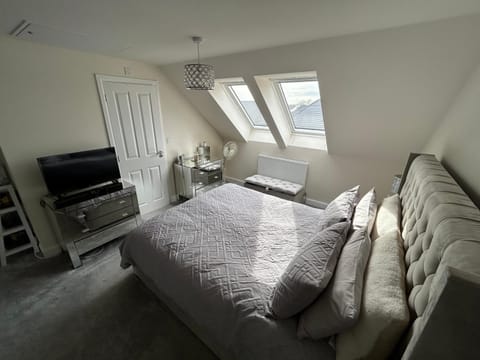 Bed, TV and multimedia, Photo of the whole room, Bedroom