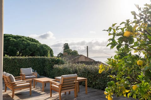 Patio, Day, Natural landscape, Garden, Living room, Seating area, Garden view, Sea view, sunbed
