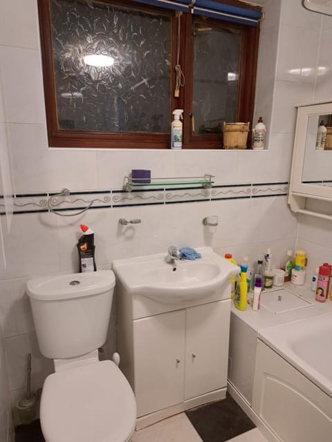 Single Room- London Seven Kings Train Station Vacation rental in Ilford