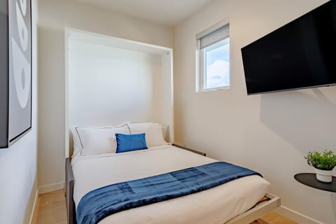 Modern & Minimalist Coliving Suite close to UCLA Condo in Sawtelle Japantown