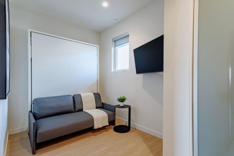 Modern & Minimalist Coliving Suite close to UCLA Condominio in Sawtelle Japantown