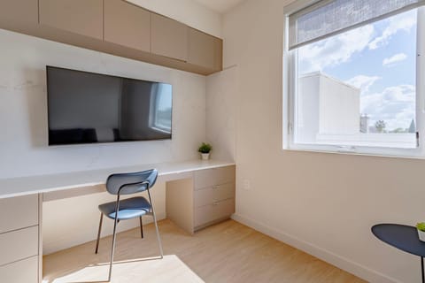 Stylish Coliving Suite w Walk in Closet near UCLA Condo in Sawtelle Japantown