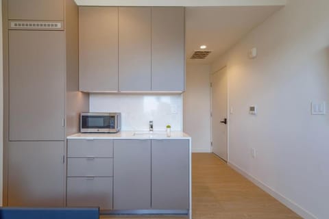 Chic & Functional Coliving Suite UCLA Area Condo in Sawtelle Japantown