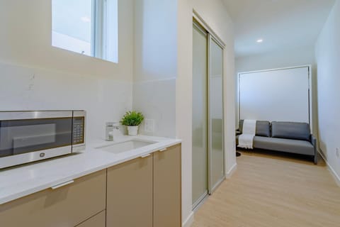 Cozy Coliving Suite Near UCLA In unit W&D Condominio in Sawtelle Japantown