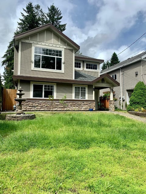 3 Bedrooms 1 Bath in SHARE HOUSE at Coquitlam Central Mall & skytrain Vacation rental in Port Coquitlam