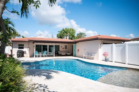 Charming Beach House w/Private Pool Paradise~WALK TO BEACH Appartement in Deerfield Beach