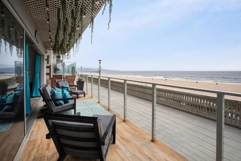 Beach Condo on The Strand! Apartment in Manhattan Beach