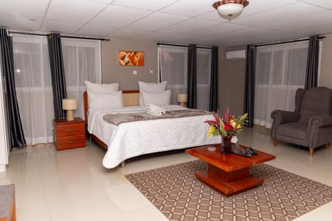 Bed, Photo of the whole room, Seating area, Bedroom