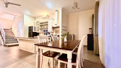 Kitchen or kitchenette, Seating area, Dining area