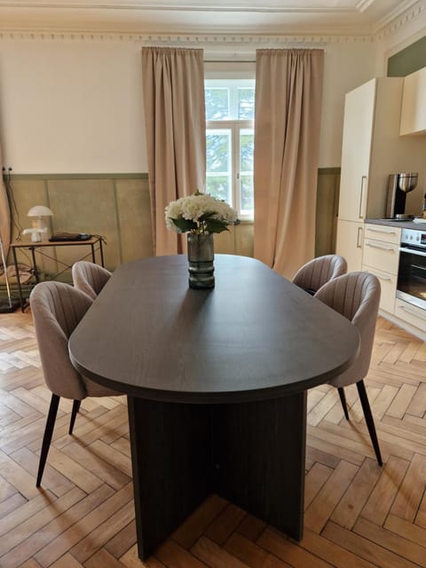 Kitchen or kitchenette, Dining area