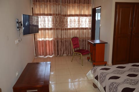 Bed, TV and multimedia, Photo of the whole room, Bedroom