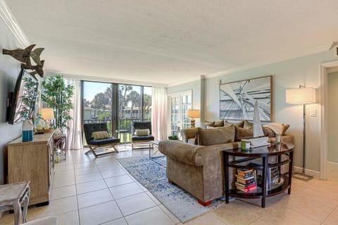 Luxe Fort Pierce Beach Condo with Golf Views! Apartment in Fort Pierce