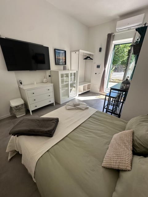 TV and multimedia, Photo of the whole room, Bedroom