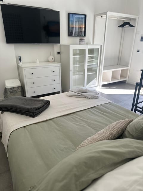 TV and multimedia, Photo of the whole room, Evening entertainment, Bedroom